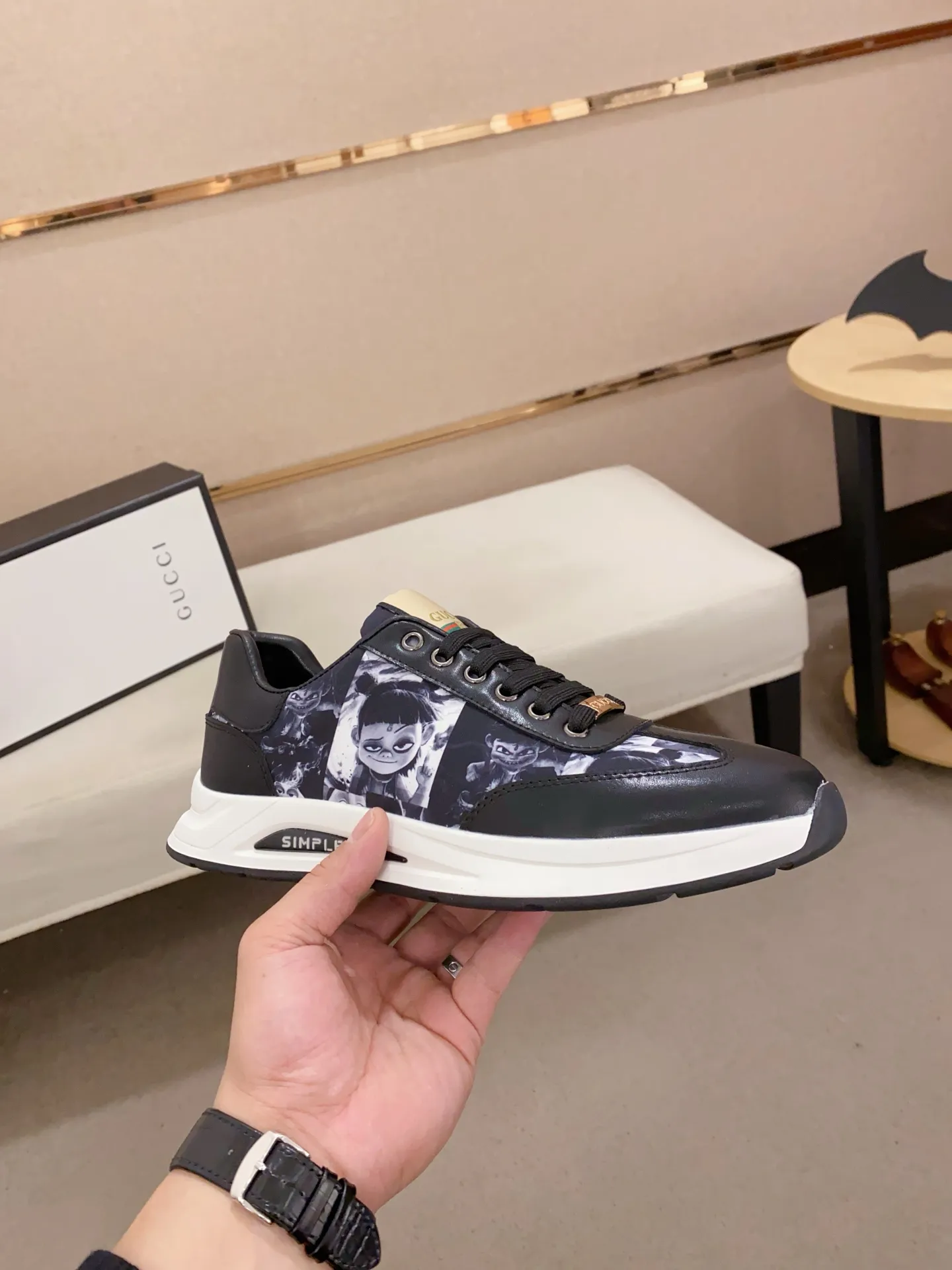 Men's shoes💰 420💰The new GUCCI (Gucci) counters are launched simultaneously. The new men's shoes, 😘fabrics are selected from imported cowhide, and the lining is sheepskin lining. 👍🏿 High-end ☄️ air-cushion molded anti-slip rubber outsole, exquisite lines, simple and elegant, comfortable and high-end for leisure travel. Code number: 38 to 44 (45 can be customized and cannot be returned or exchanged)